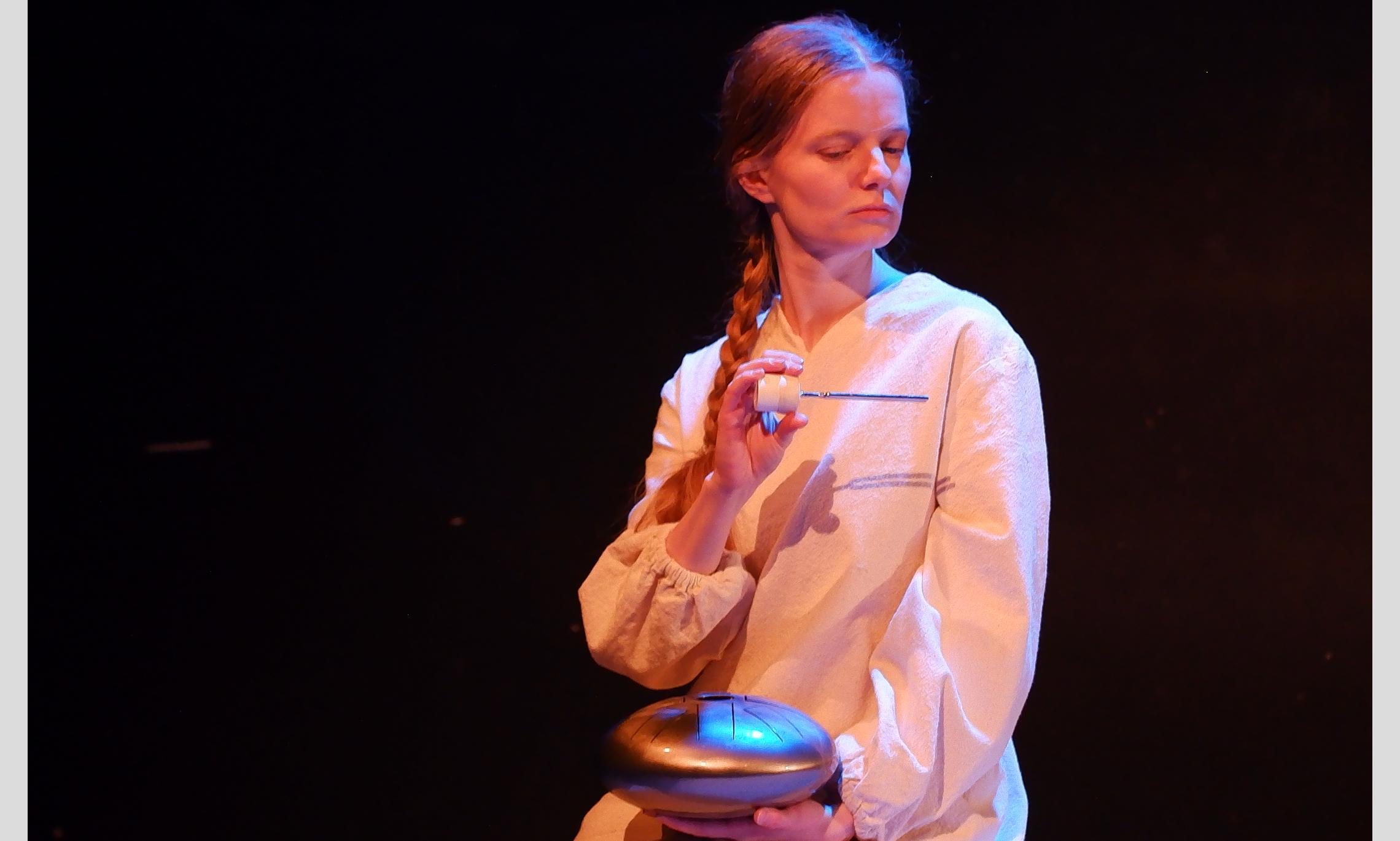 В руках актрисы музыкальный инструмент для медитации - глюкофон